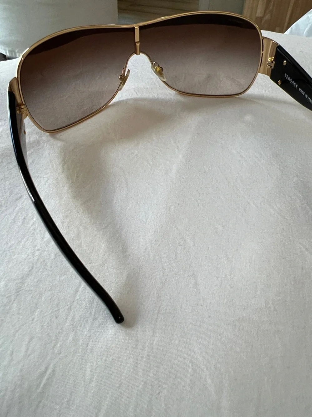 Black and gold - Versace Sunglasses with Case - Picture 5 of 9